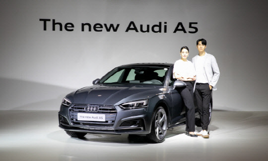 아우디코리아가 26일 서울 중구 반얀트리 클럽 앤 스파 서울에서 '더 뉴 아우디 A5 스포트백 45 TFSI 콰트로'를 국내에서 출시했다. 사진은 더 뉴 아우디 A5 스포트백 45 TFSI 콰트로와 모델들이 기념촬영을 하고 있는 모습. 이슬기 기자 9904sul@